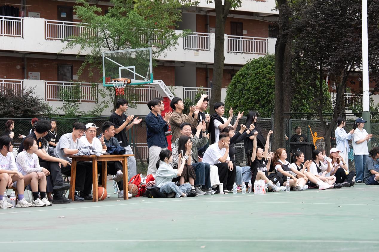全员上阵展风采    健康同行向未来——四川传媒学院女子篮球赛火热进行中